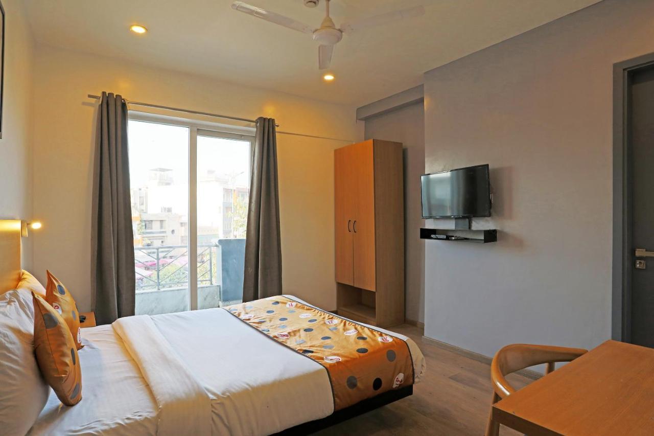 Hotel Yellow Chilli Britannia Chowk- Couple Friendly Local Id Accepted New Delhi Extérieur photo