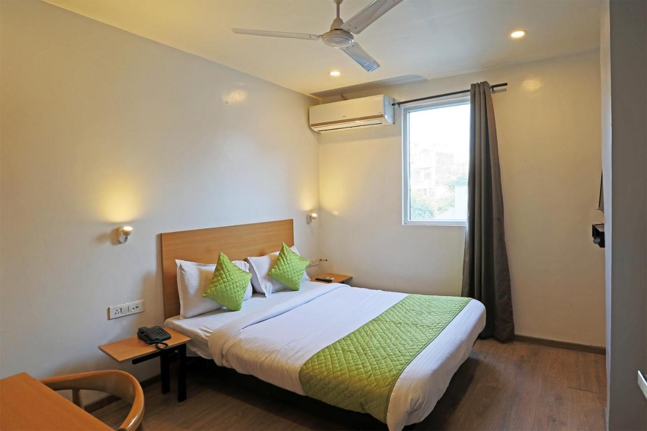 Hotel Yellow Chilli Britannia Chowk- Couple Friendly Local Id Accepted New Delhi Extérieur photo